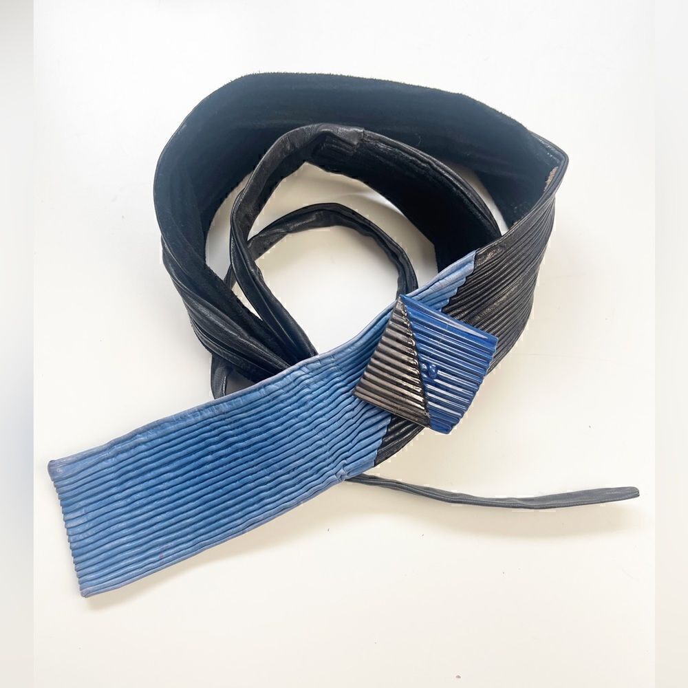 Vintage 80’s belt in black leather with blue detail. - Picture 3 of 4